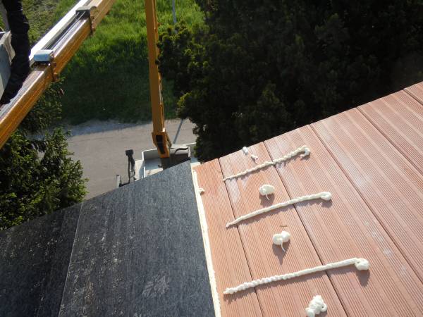 nella coinbentazione di una copertura è molto importante usare un fissaggio sicuro tra l´isolante  ed il tetto